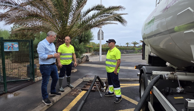 El Ayuntamiento de La Laguna refuerza la limpieza integral de la costa en Punta del Hidalgo dentro del operativo estival