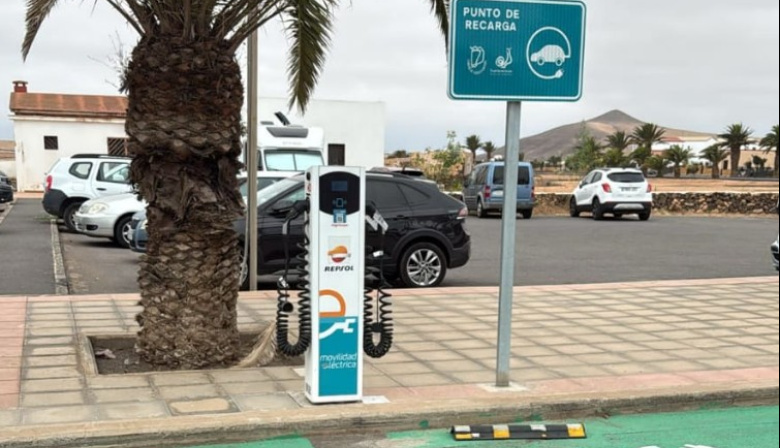 El Cabildo de Fuerteventura pone en marcha los primeros cinco puntos de recarga pública para vehículos eléctricos, dentro del proyecto de instalación de 15 cargadores de 22 kW