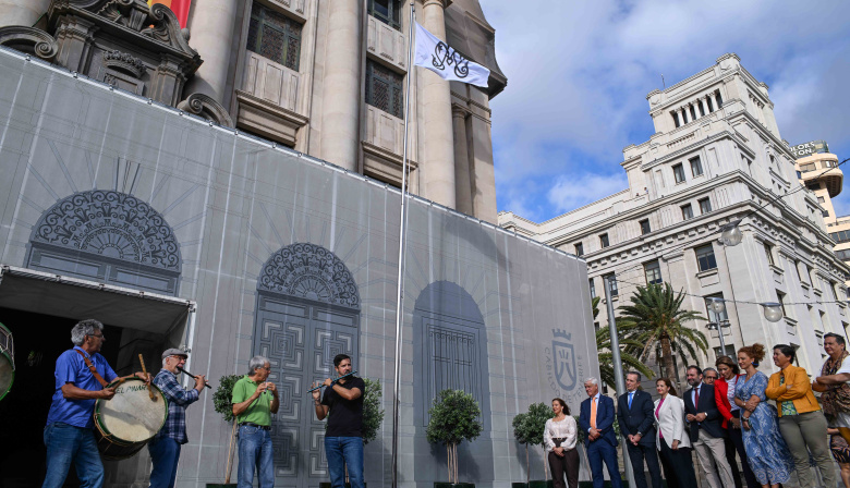 El Cabildo de Tenerife iza, por primera vez, la bandera de la Virgen de los Reyes, como muestra de hermandad con El Hierro