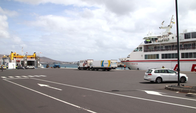 Yaiza pide a Puertos Canarios mejoras en la señalética del muelle de Playa Blanca