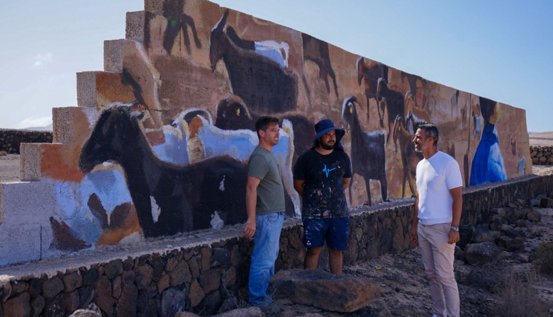 La Oliva embellece lugares abandonados con murales de un artista local