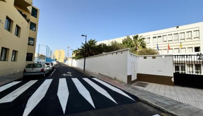 Arrecife refuerza la seguridad vial con reductores asfálticos de velocidad junto a centros educativos e instalaciones deportivas