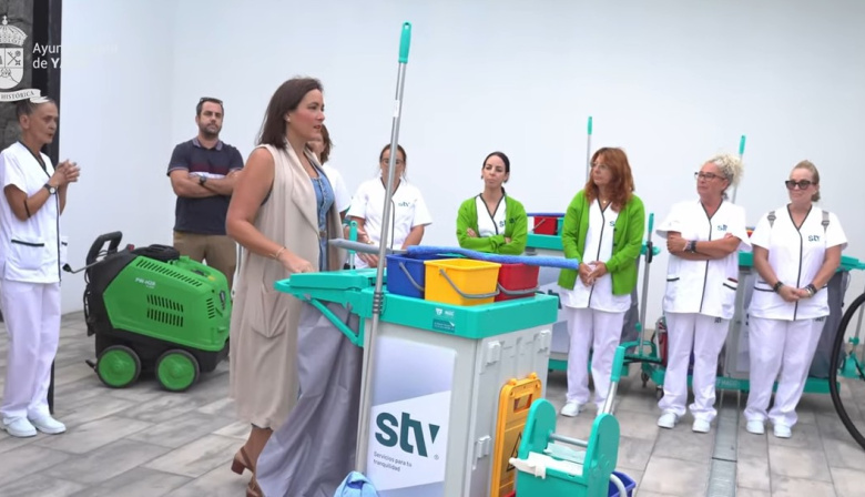 Yaiza pone en marcha el nuevo servicio de limpieza de instalaciones municipales