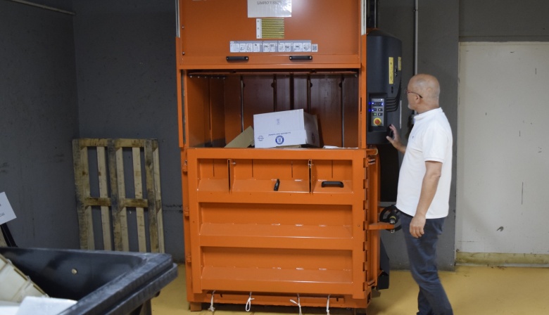 La Laguna adquiere nueva maquinaria para facilitar el almacenamiento y el reciclaje de residuos en el Mercado