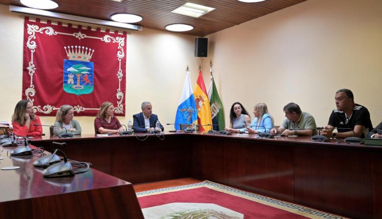 Astrid Pérez traslada la Mesa del Parlamento a El Hierro para conocer de cerca el repunte de la crisis migratoria en la isla