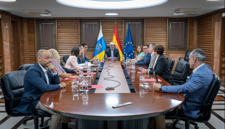 Clavijo pide a la UE más implicación en la crisis migratoria e invita a Von der Leyen a viajar a Canarias