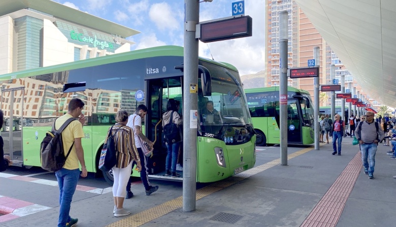 Las nuevas lanzaderas y los refuerzos de Titsa registran casi 55.000 pasajeros en la primera semana
