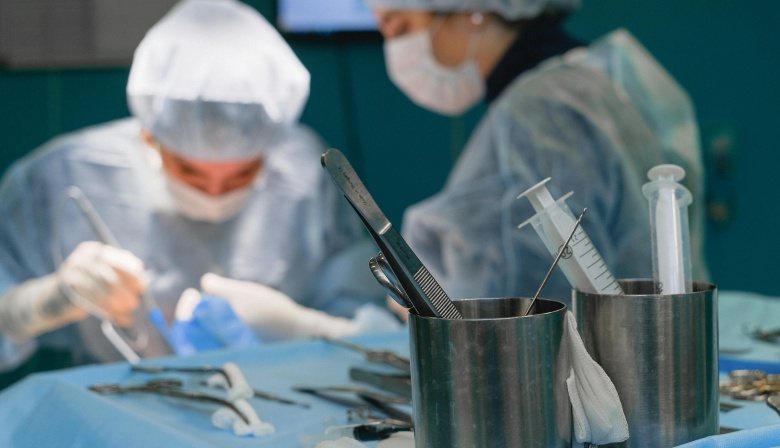 La demora para una intervención desciende en casi un mes y la lista de espera quirúrgica, un 6,24 por ciento