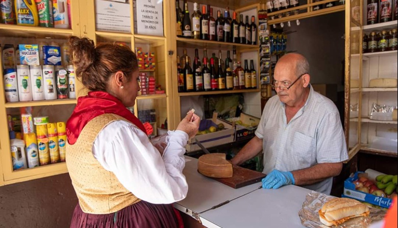 Teror dice adiós a la tienda de Pepito Falcón que cierra tras 53 años de trabajo