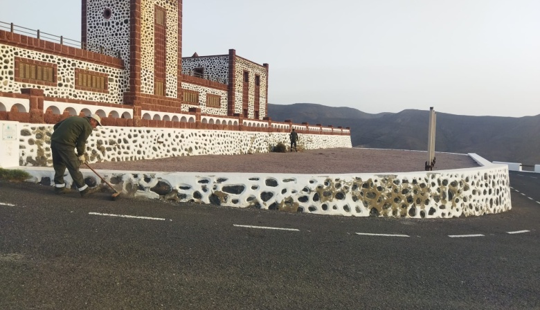 El Cabildo de Fuerteventura ejecuta labores de limpieza en la carretera de acceso al Faro de La Entallada