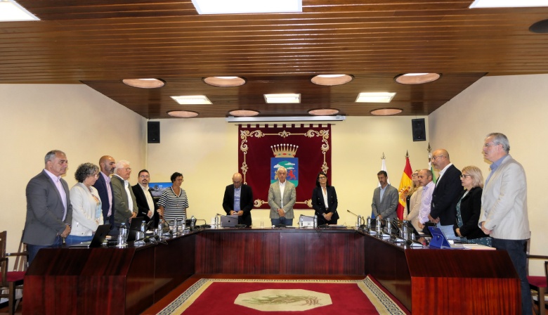El Pleno del Cabildo de El Hierro guarda un minuto de silencio y realiza una declaración institucional ante el drama migratorio