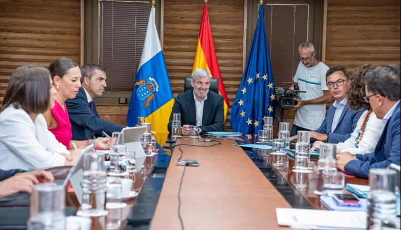 Clavijo pide a Pedro Sánchez que se traslade a Canarias “a la mayor brevedad posible” para abordar la crisis migratoria