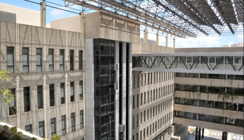 El Hospital Doctor Negrín trata con tecnología HIFU a 15 pacientes para eliminar el temblor esencial