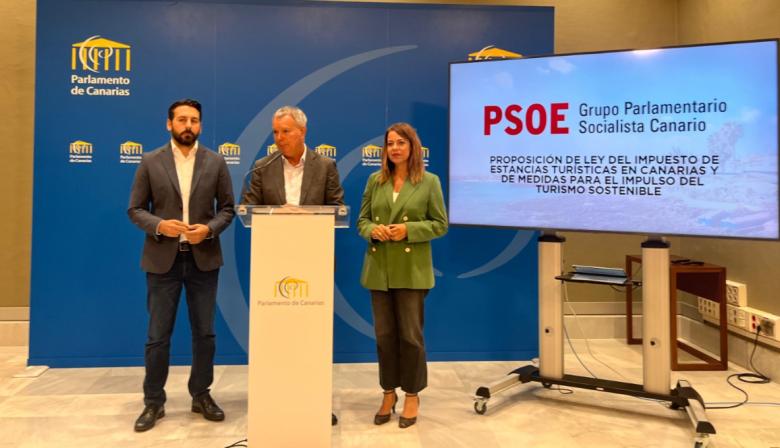El PSOE presenta la implantación del impuesto turístico en Canarias para redistribuir la riqueza del sector del turismo en las islas