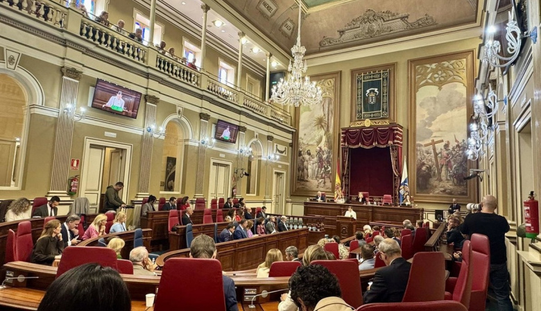 Luz verde a la tramitación para declarar el salón de plenos del Parlamento canario como monumento a la memoria histórica