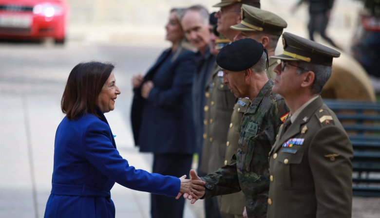 Robles alaba "la dedicación, el esfuerzo y la entrega" de los militares con motivo del Día de las Fuerzas Armadas