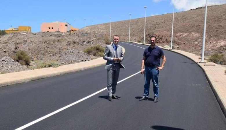 Gáldar asfalta la carretera de la Urbanización Playa Canaria