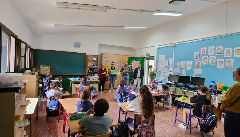 El Cabildo de Fuerteventura entrega contenedores de reciclaje en los centros educativos