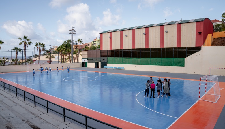 El Ayuntamiento de Las Palmas de Gran Canaria concluye las obras para repavimentar la pista de fútbol sala del López Socas