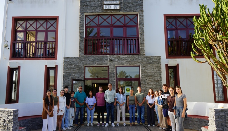 El Ayuntamiento de La Oliva da la bienvenida a jóvenes que realizarán un primer contacto con el mundo laboral