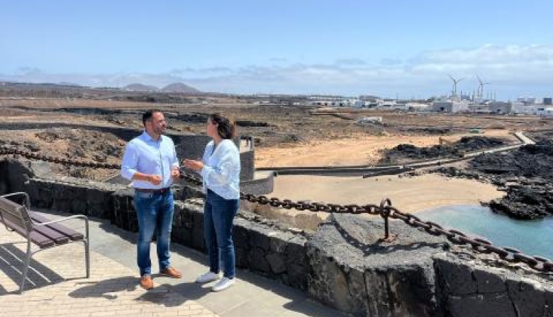 Arrecife invierte 500.000 euros en la reforma del paseo, entorno y nuevos servicios en la playa de La Arena