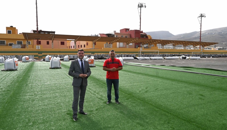 Gáldar avanza en la colocación del nuevo césped artificial de Barrial