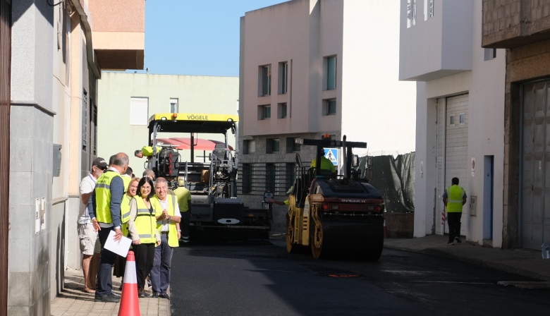 El Ayuntamiento de Las Palmas de Gran Canaria reordena el tráfico para continuar con el asfaltado en siete barrios de la ciudad