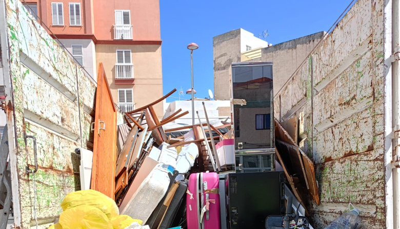 El Ayuntamiento de Las Palmas de Gran Canaria instala en otros veinte barrios el punto de acopio transitorio de trastos, enseres y escombros durante el mes de mayo