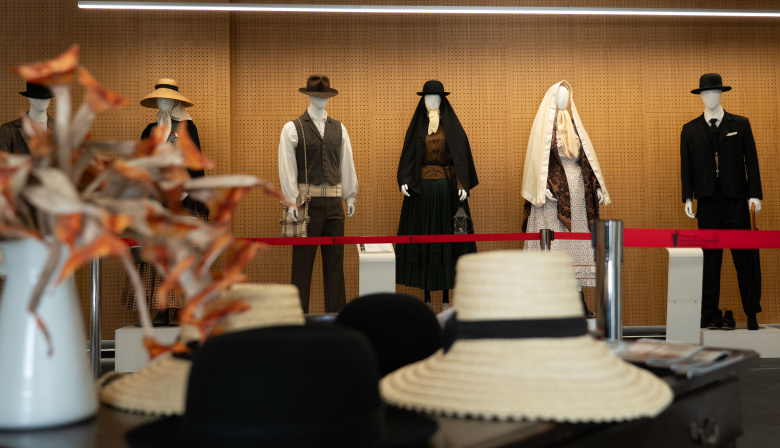 La exposición de vestimenta tradicional del Cabildo de Fuerteventura llega a la Biblioteca de Gran Tarajal