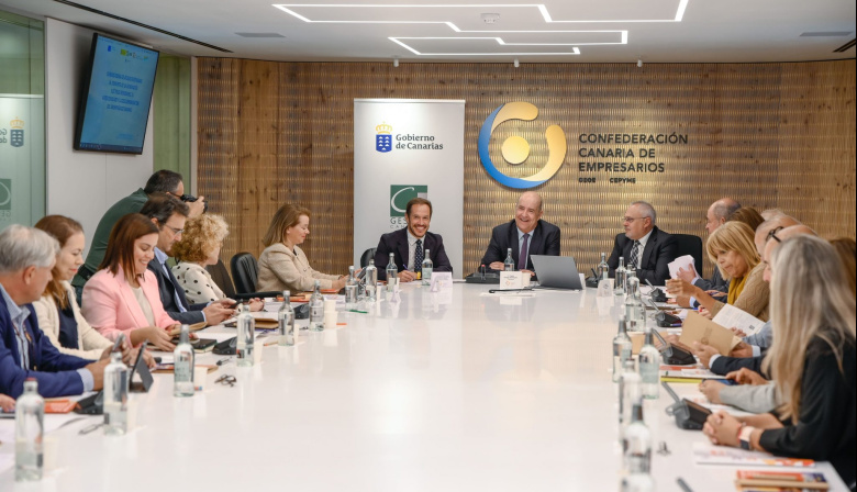 Transición reúne a empresarios de las islas para informar sobre las ayudas al autoconsumo y la descarbonización