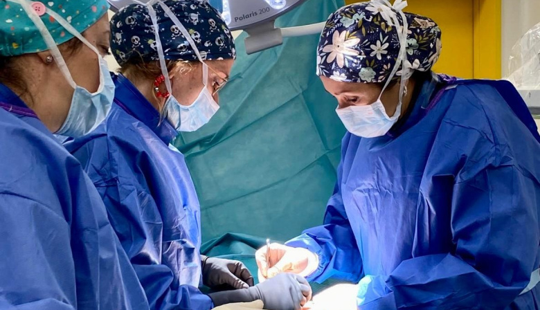 El Hospital Molina Orosa implanta un sistema de neuromodulación medular para tratar el dolor crónico resistente