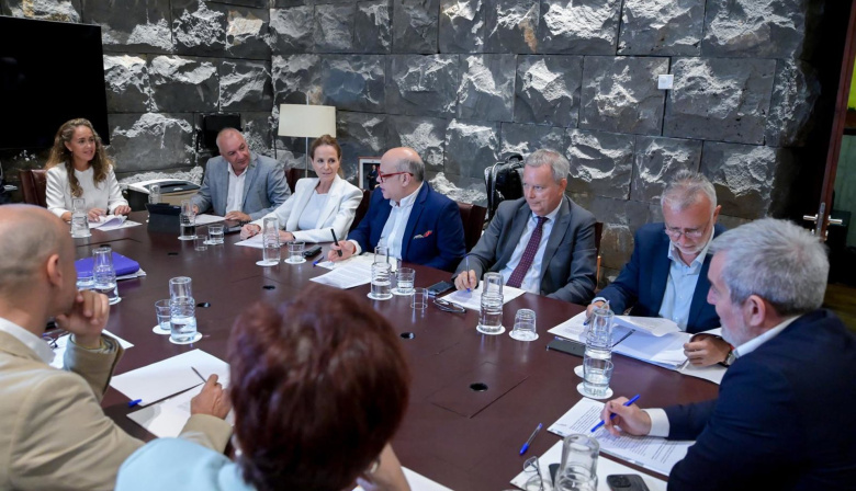Los grupos parlamentarios canarios, salvo Vox, cierran filas con la derivación de menores migrantes