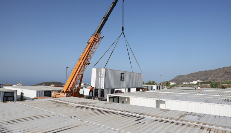 El Gobierno continúa en Los Llanos la retirada de las casas provisionales y levanta los primeros contenedores