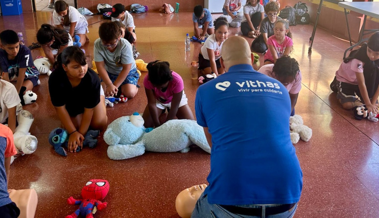 Vithas Canarias enseña RCP y cómo prevenir y actuar ante un golpe de calor en un campus de verano
