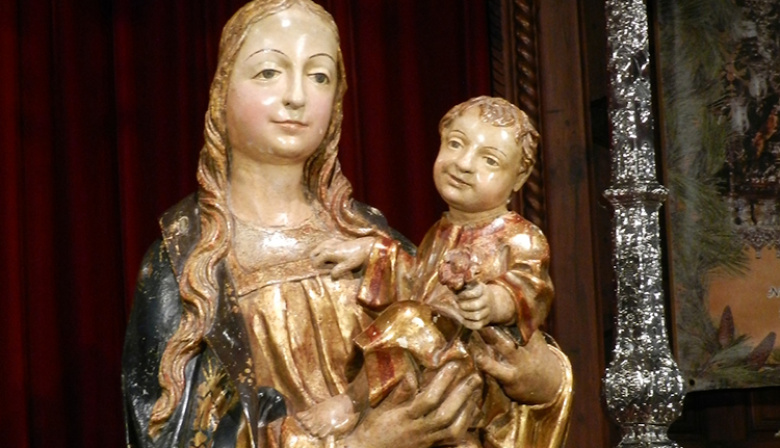 Teror expone la talla de la Virgen del Pino sin su manto hasta este 28 de agosto