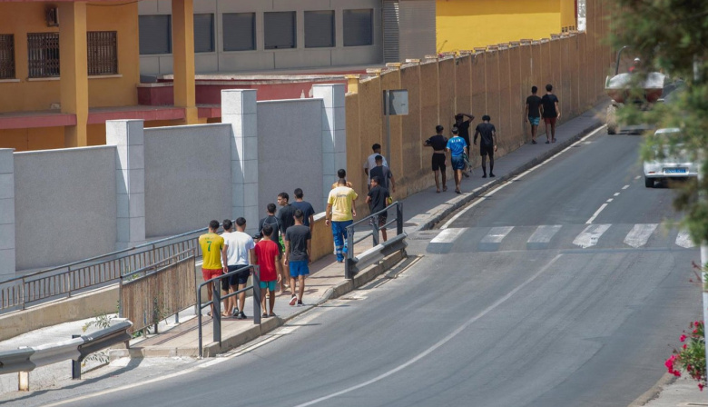 Canarias, Ceuta y Melilla podrían solicitar la contingencia migratoria al superar el triple de su capacidad