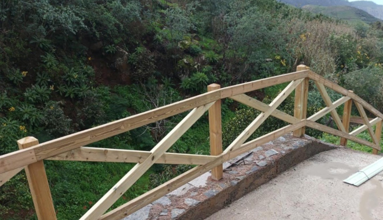 El Ayuntamiento instala más de 70 metros de vallas de madera en caminos de los Altos de Gáldar para mejorar la seguridad