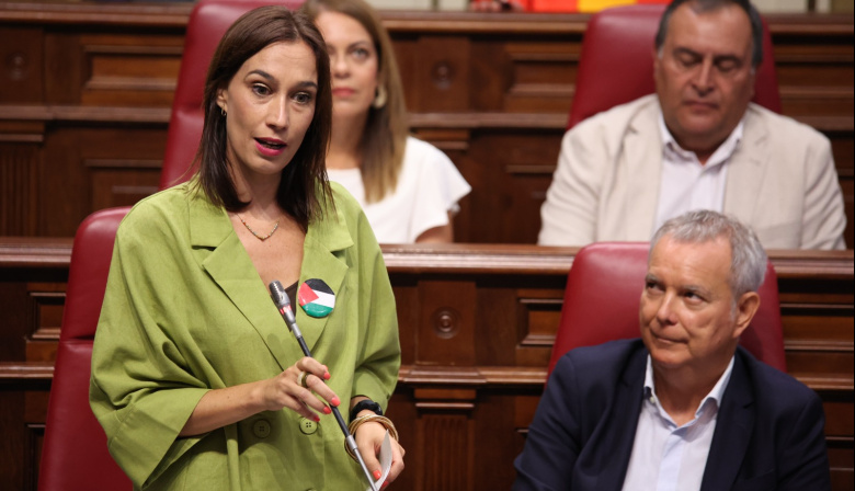 Nira Fierro: “Mientras el Gobierno presume de récords turísticos, los residentes canarios viven un verano sin casa y sin agua”