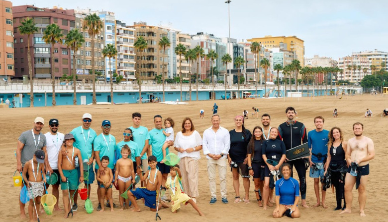 La Autoridad Portuaria de Las Palmas lidera la limpieza de la Playa de Las Alcaravaneras