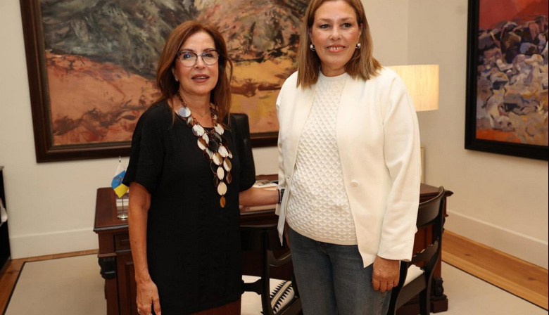 La presidenta del Parlamento de Canarias aborda con la Diputación del Común presupuestos y prioridades para 2026