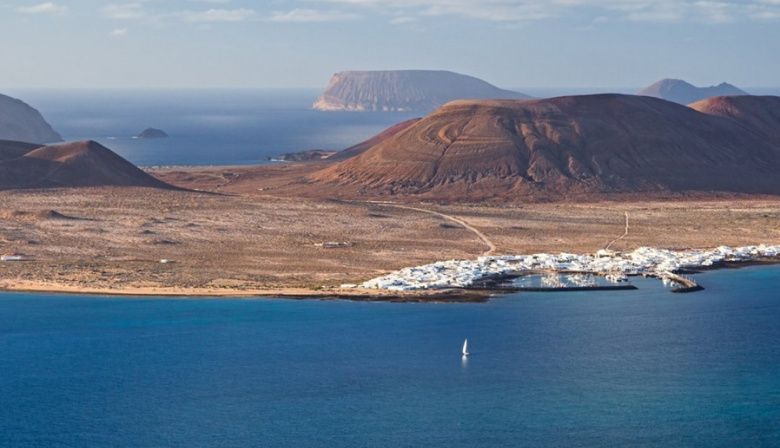 Todos los grupos del Parlamento canario, salvo Vox, proponen modificar el himno de Canarias para incluir a La Graciosa