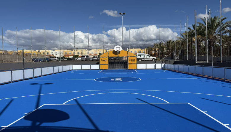 El Cabildo de Tenerife instala en Arona una nueva pista multideporte para facilitar el acceso a la práctica deportiva