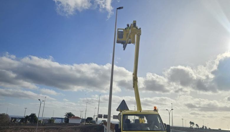 El Cabildo de Fuerteventura cambia las luminarias de vapor de sodio del aeropuerto y avanza en la sustitución a LED en toda la isla