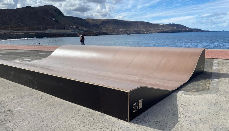 El Ayuntamiento de Las Palmas de Gran Canaria instala la primera rampa especializada de surfskate de Las Palmas de Gran Canaria en El Rincón