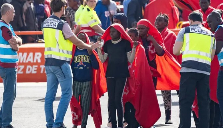 La Delegación del Gobierno en Canarias firma 334 expedientes de menores migrantes para su traslado a península