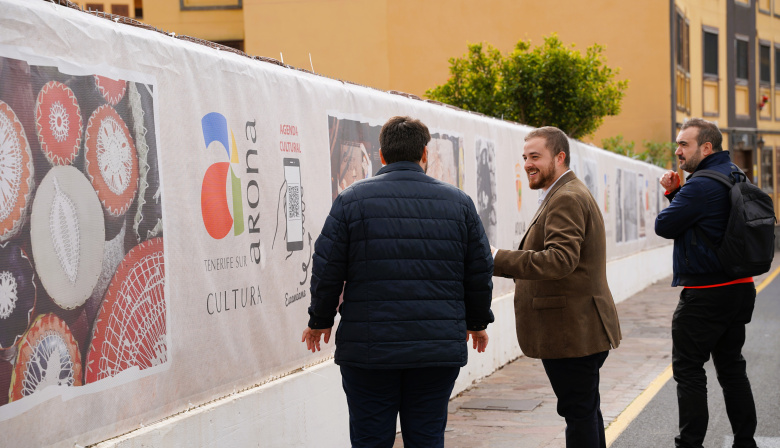 Arona pone en valor el patrimonio histórico con una lona de fotografías antiguas en el casco histórico
