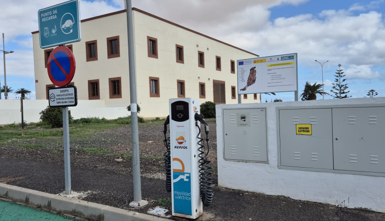El Cabildo de Fuerteventura amplía la red insular de recarga de vehículos eléctricos con cuatro nuevos puntos y alcanza los 16 activos