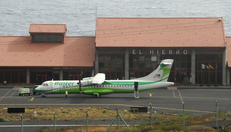 El aeropuerto de El Hierro retoma casi al completo su operativa y adelanta 15 minutos su apertura