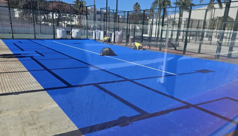 Agaete renueva el césped de sus pistas de pádel y busca convertirse en referente en el noroeste