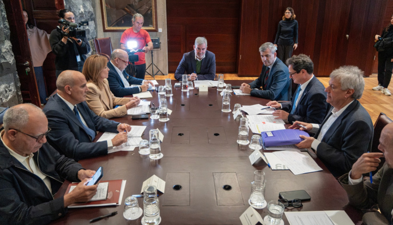 Clavijo convoca a cabildos, ayuntamientos, empresarios y sindicatos para enriquecer aún más el Decreto Canarias